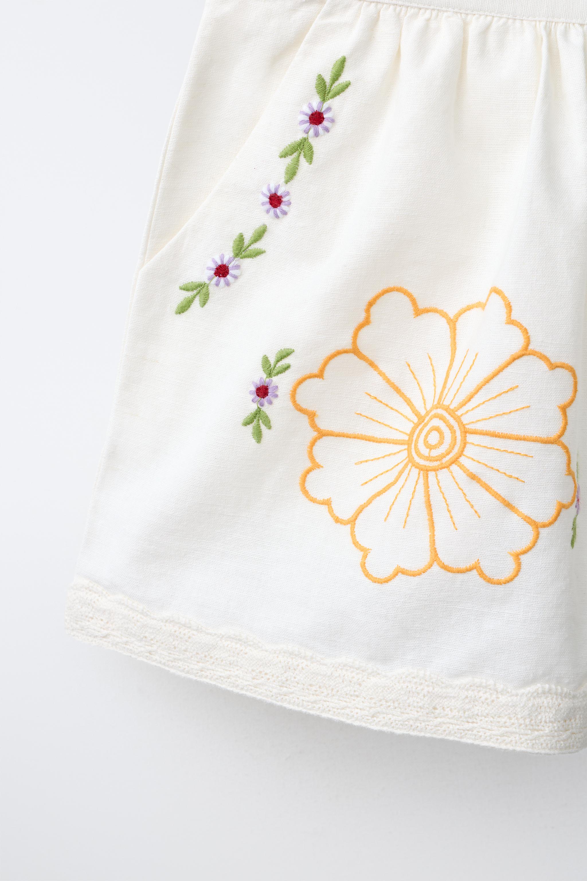 SHORT BRODÉ FLEURS AVEC COTON ET LIN